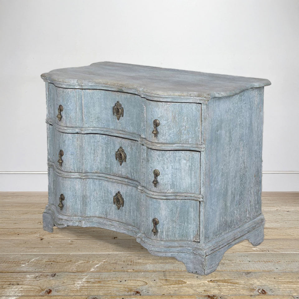 18thC French Serpentine Commode